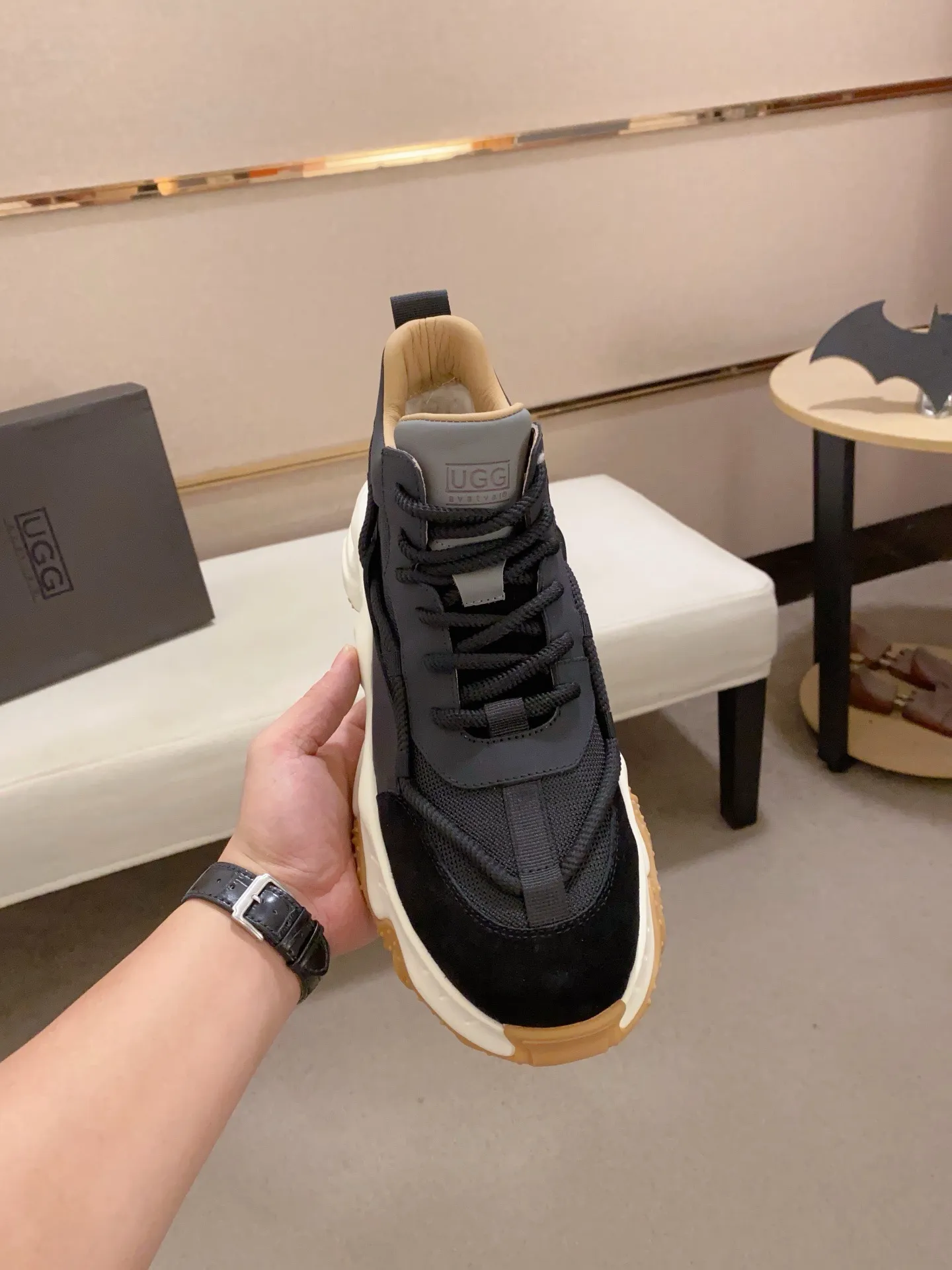 Factory price: 760💰(high-end goods) UGG❄️❄️The latest fashionable men's shoes👟 1:1⃣️Quality, fabric: high-end quality first-layer cowhide imported from Europe. Lining: wool lining, sole: pure imported foam outsole. ❤️High-end goods, fine workmanship, trendy and fashionable. The fit is very classy. If you know the goods, you will not be able to refuse😍😍Number of codes: 39-44
